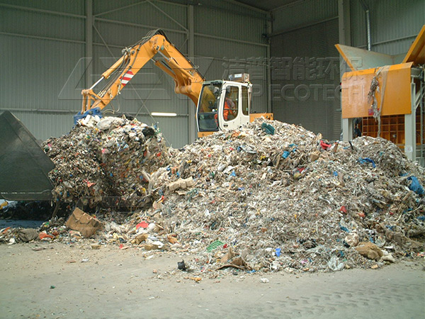 生活垃圾是如何回收的？先将垃圾送到处理厂，再分类压缩成方块！