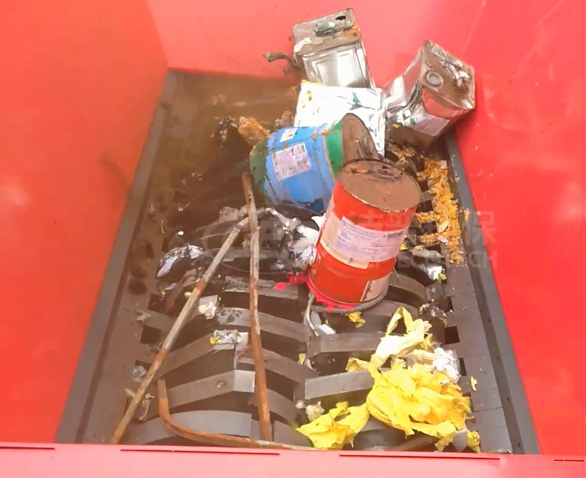 废油铁油桶破碎机现场视频
