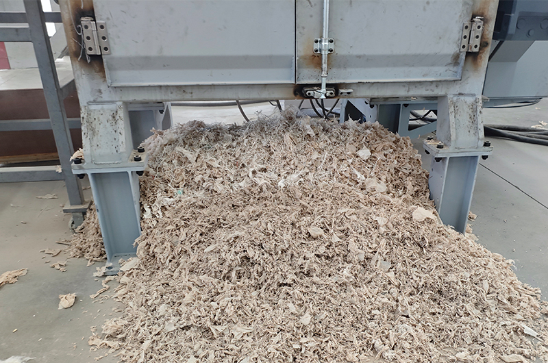 小型单轴撕碎机出料展示